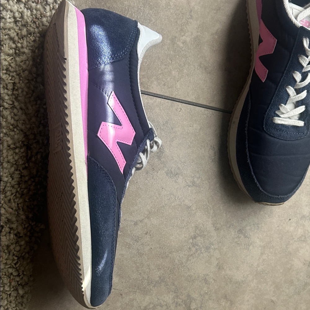 New Balance Dark Blue and Pink Casual Shoes - Picture 2 of 4
